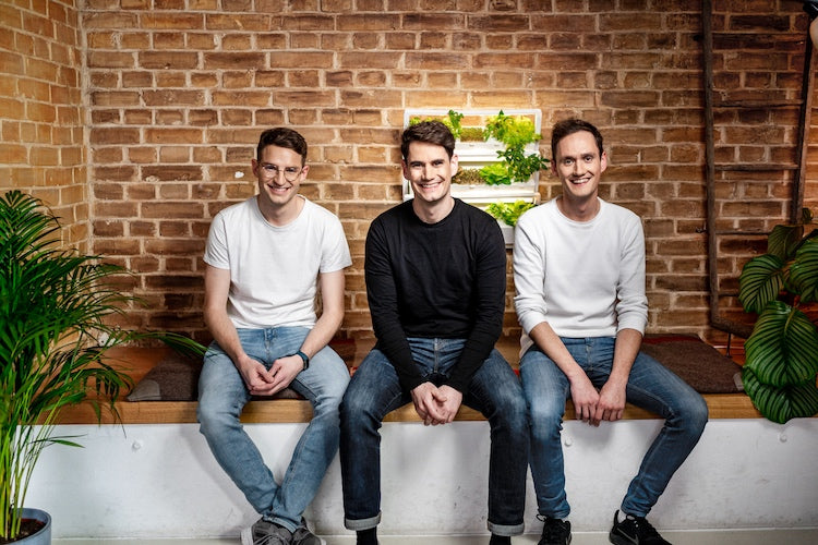urbanhive Gründer Team sitzt stolz vor dem indoor Garten homefarm