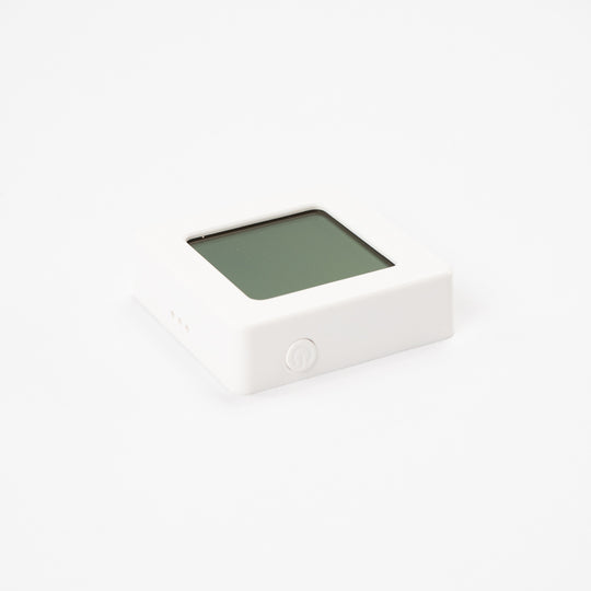Hygrometer von urbanhive von der Seite – kompaktes weißes Gehäuse mit Ein-/Aus-Taste.